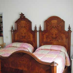 Zimmer mit zwei Einzelbetten